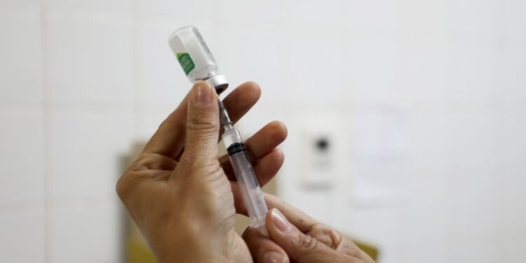 Vacina contra a dengue começa a ser aplicada em crianças e adolescentes de seis e 16 anos