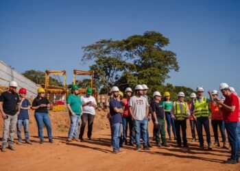 Estudantes de engenharia cvil visitam obra da ponte estaiada em Anápolis