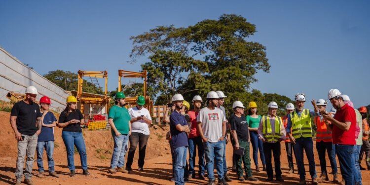 Estudantes de engenharia cvil visitam obra da ponte estaiada em Anápolis