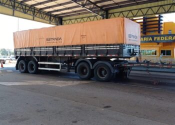 Carreta bitrem perde compartimento de carga na BR-060 e coloca vida de motoristas em risco