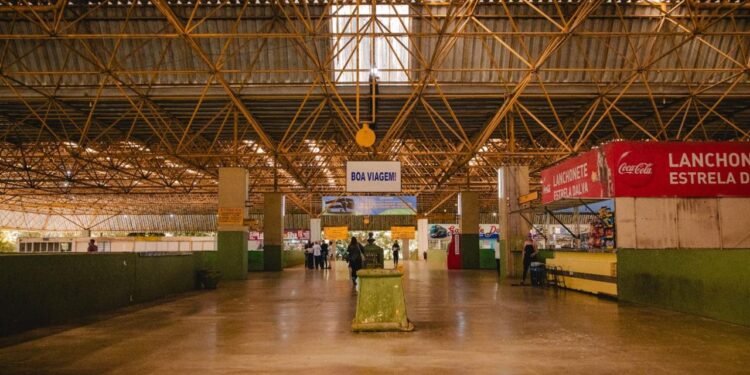 Procon Anápolis interdita guichê de passagens irregulares no terminal rodoviário