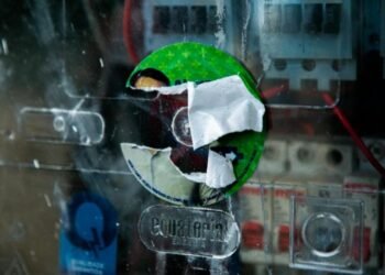 Candidatos podem ser multados em até R$ 8 mil por propaganda eleitoral irregular em postes de energia