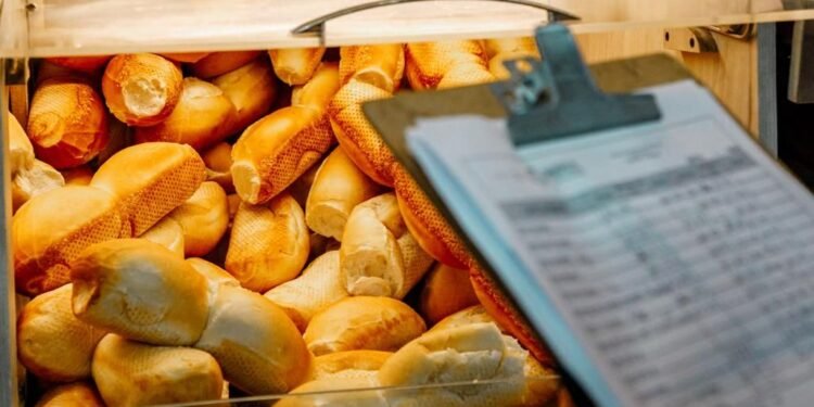 Pão francês teve variação de preço de até 55%, aponta pesquisa do Procon