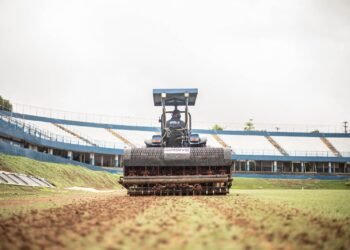 Prefeitura inicia revitalização do gramado do Estádio Jonas Duarte