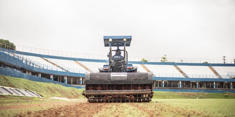 Prefeitura inicia revitalização do gramado do Estádio Jonas Duarte