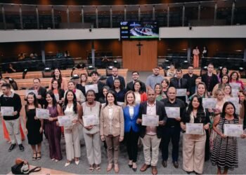 Vivian Naves homenageia conselheiros tutelares com Certificado do Mérito Legislativo na ALEGO