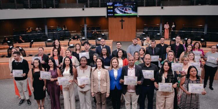 Vivian Naves homenageia conselheiros tutelares com Certificado do Mérito Legislativo na ALEGO