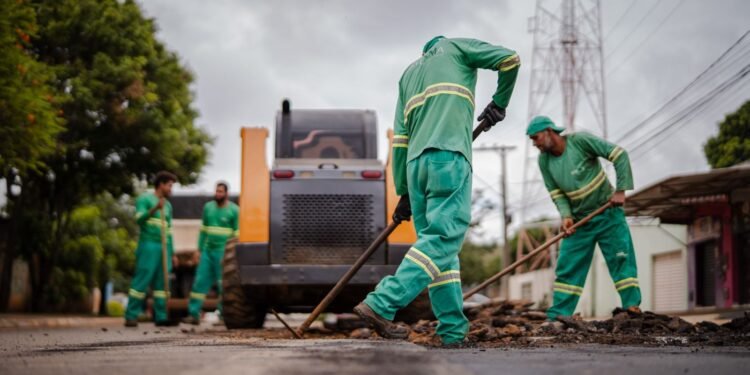 Ações de tapa-buraco chegam a 15 bairros de Anápolis nesta semana
