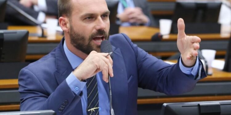 Eduardo Bolsonaro rebate acusações sobre golpe: “Querem nos fazer crer que meu pai tentou dar um golpe com senhorinhas”
