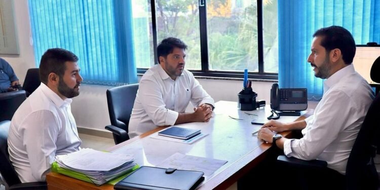 Prefeito eleito Márcio Corrêa busca soluções para problemas da Saneago em Anápolis