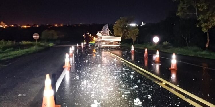 Acidente entre caminhão e ônibus na BR-153 deixa dois mortos em Uruaçu