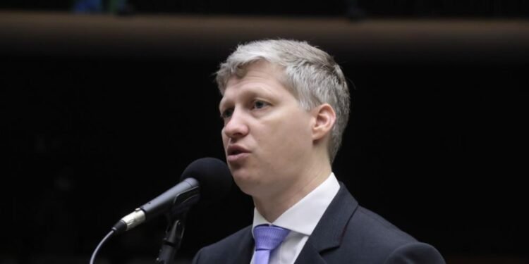 Marcel Van Hattem aponta desgoverno de Lula e critica silêncio sobre dólar a R$ 6,27