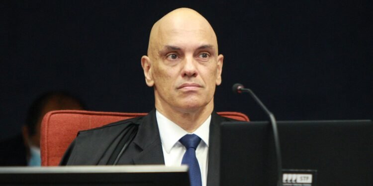Moraes rejeita pedido do PT para apreender passaporte de Eduardo Bolsonaro