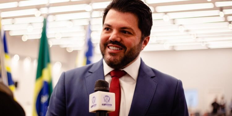 Márcio Corrêa é internado com suspeita de infecção viral após apresentar cansaço e inchaço no rosto