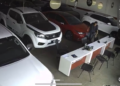 Invasão relâmpago: Homem furta notebook de loja de carros na avenida Brasil Sul em Anápolis