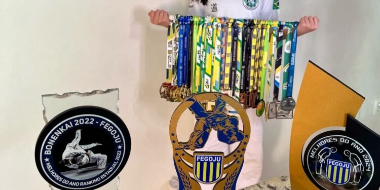 Maria Cecília Sousa, atleta do Centro de Treinamento Pequenuchos, brilha no judô: Campeã em Anápolis, mira título nacional em Rondônia