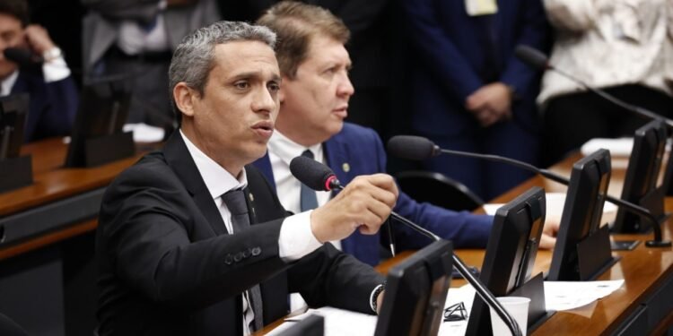 Gustavo Gayer pede auditoria no TCU sobre contratos milionários sem licitação do governo federal