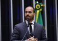 Eduardo Bolsonaro anuncia licença do mandato e teme nunca mais ver o pai: ‘É a vida adulta, sacrifício’