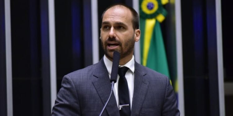 Eduardo Bolsonaro anuncia licença do mandato e teme nunca mais ver o pai: ‘É a vida adulta, sacrifício’