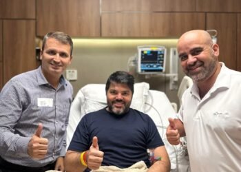 Márcio Corrêa aparece em foto após internação e agradece apoio: ‘Deus tem cuidado de mim’