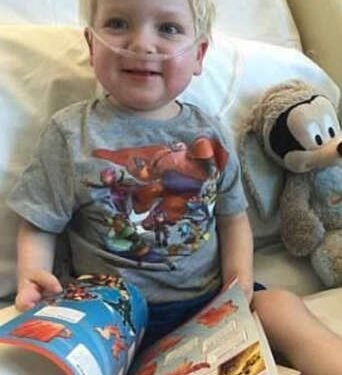 Família autoriza desligamento dos aparelhos, mas menino acorda do coma: “Foi um milagre”